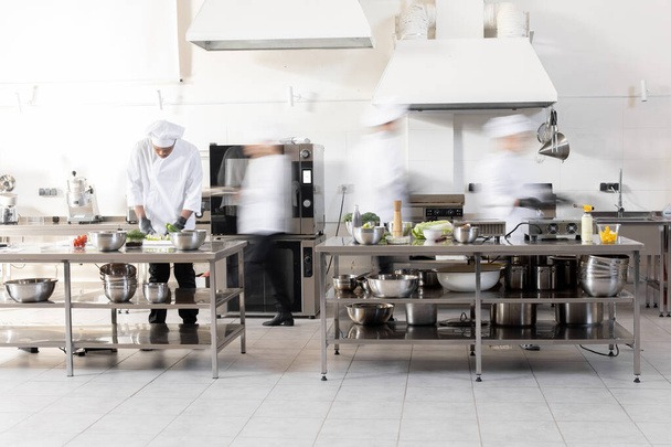 Μάγειρες σεφ που εργάζονται στην επαγγελματική κουζίνα - Φωτογραφία, εικόνα