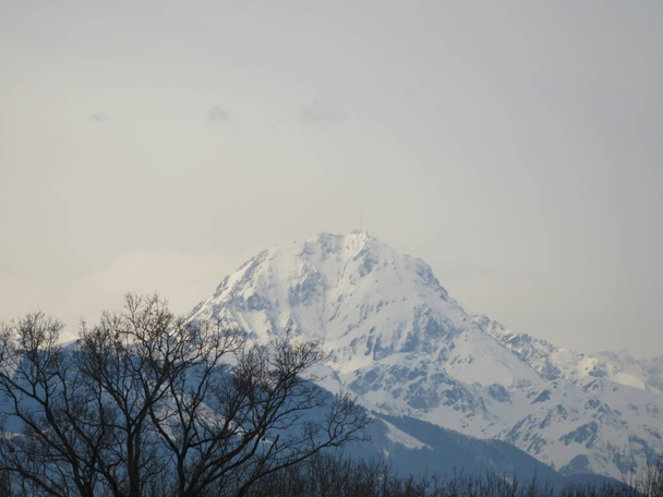 красиві засніжені гори висота віддаленість величезний пейзаж
 - Фото, зображення