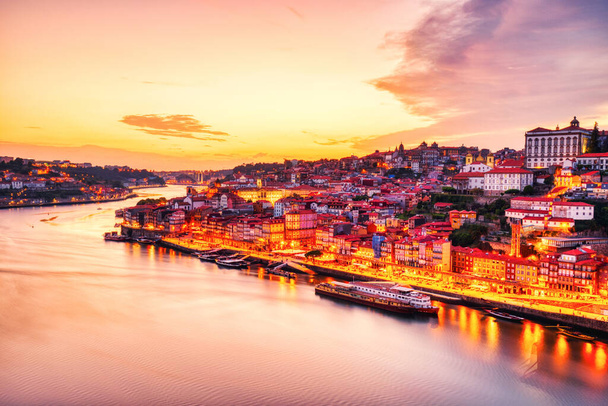 Porto Aerial Cityscape over Douro River a Amazing Sunset, Portogallo  - Foto, immagini
