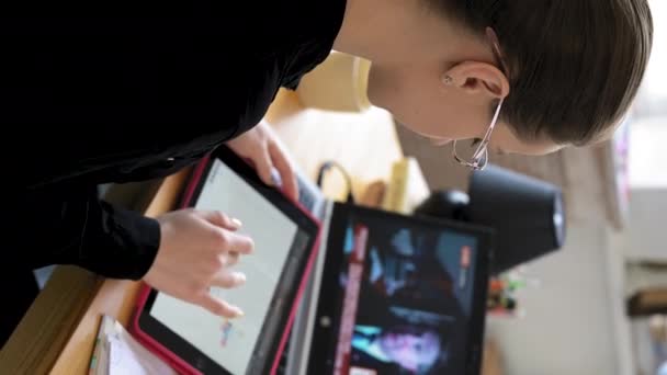 Přes rameno notebook. Vertikální videoŽena drží tablet a hledá informace o očkování a při pohledu na notebook v pozadí. Detailní záběr. Svislé video - Záběry, video