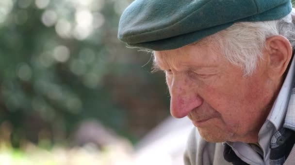 Az öreg nagyapa figyelmesen lenéz, depressziós..  - Felvétel, videó