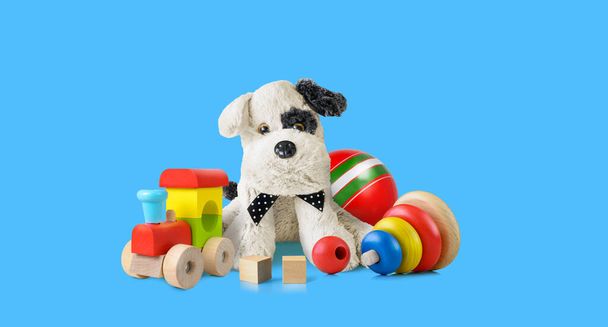 Muchos niños coloridos juguetes colección sobre un fondo azul - Foto, imagen