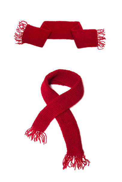 Красный вязаный шарф на белом фоне. - Фото, изображение