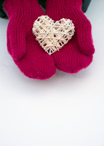 Mani femminili in guanti con cuore, primo piano - Foto, immagini