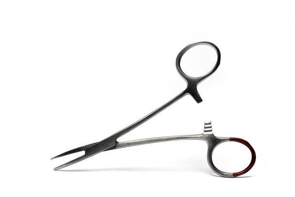 Close up de um instrumento médico braçadeira cirúrgica para o médico para remover objetos estranhos de feridas em fundo branco - Foto, Imagem