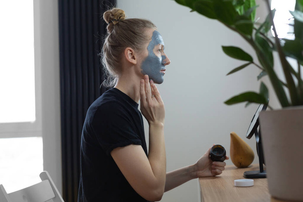 woman with face mask - Valokuva, kuva