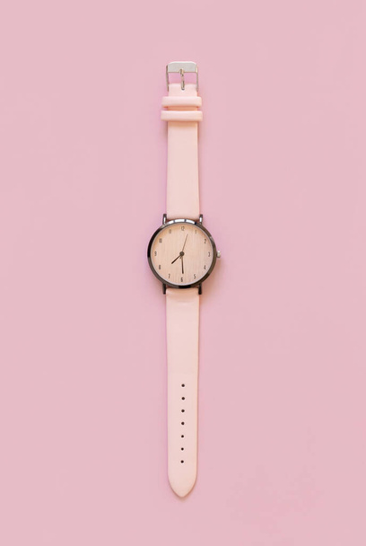 Reloj rosa de pulsera en rosa, Fashion femenino o elegante femminine accesorio vista superior. Conceptos temporales - Foto, Imagen