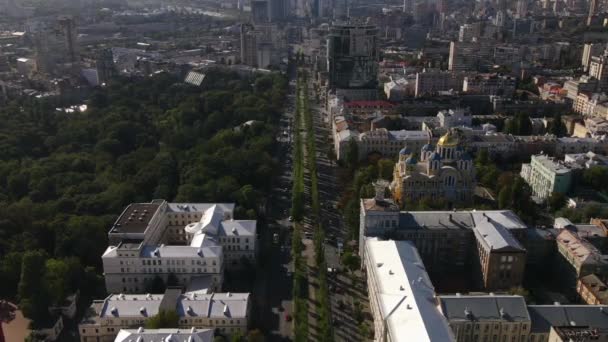 Ruch miasta na ulicy Szewczenki, Kijów, Ukraina z widokiem na drony - Materiał filmowy, wideo