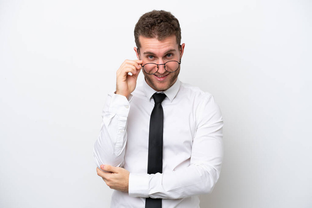 Fiatal üzleti kaukázusi férfi elszigetelt fehér háttér-val szemüveg és boldog - Fotó, kép