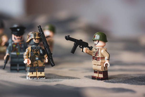 Kyiv, Ukrayna. 9 Mart 2022. İkinci Dünya Savaşı 'ndan LEGO askerleri. Oyuncak asker, kamuflaj üniformalı, makineli tüfekli, silahlı. Askerler, alay. Savaş askeri tatbikatları. Silahlı kuvvetlerin oluşumları. - Fotoğraf, Görsel