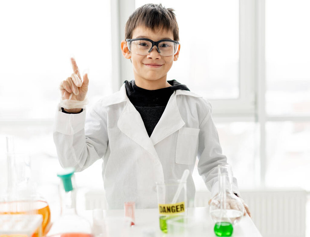 School boy in chemistry class - Foto, immagini