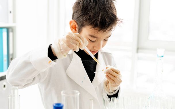 School boy in chemistry class - Φωτογραφία, εικόνα
