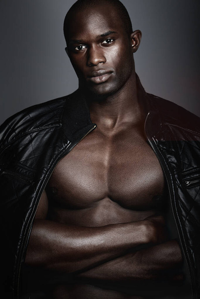 Él es la imagen de la fuerza. Un hombre africano guapo modelando ropa en el estudio. - Foto, Imagen