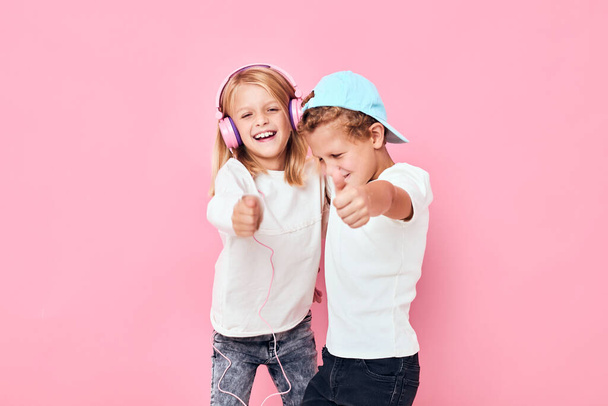 χαριτωμένο αγόρι και κορίτσι χορό ψυχαγωγία ροζ χρώμα φόντο - Φωτογραφία, εικόνα