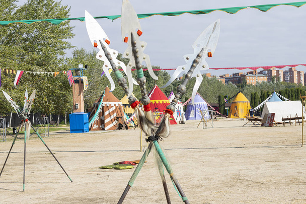vista horizontal en primer plano de tres lanzas medievales en la recreación de un campamento militar medieval - Foto, imagen