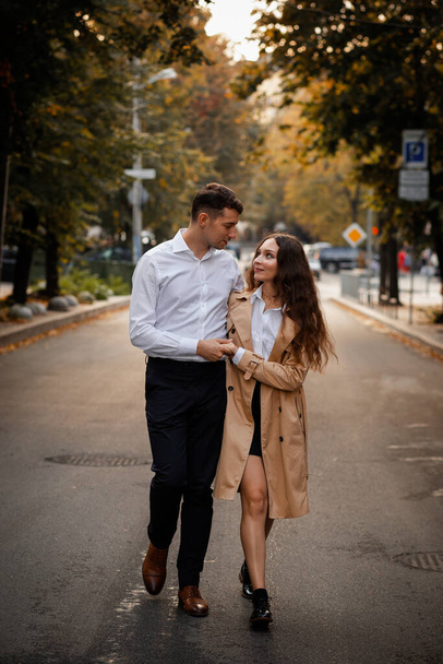 Ein junges glückliches Paar in der Stadt der Ukraine. Lebensstil - Foto, Bild