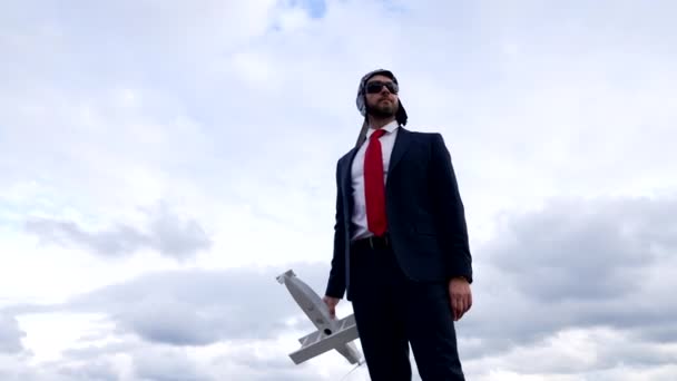 Geschäftsmann in Anzug und Pilotenhut mit Brille im Flugzeug, Geschäftsreise - Filmmaterial, Video