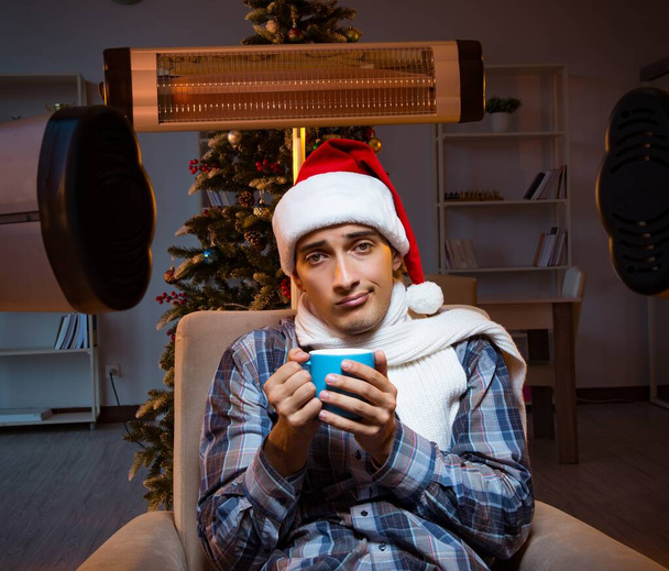 Mann leidet unter Erkältung zu Hause - Foto, Bild