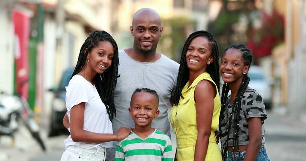 Boldog afrikai családi portré áll a fénykép odakint. Vidám fekete szülők és gyermekek - Fotó, kép