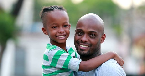 Padre e figlio che fanno baci eschimesi. Papa 'nero africano e bambino si legano. Amore e affetto della famiglia - Foto, immagini