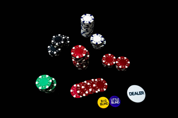 Стек покерних фішок на чорному тлі
 - Фото, зображення