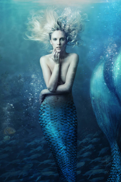 深い青い海の中で孤独の中で泳ぐ人魚のショット-この画像上のすべてのデザインは、この特定の写真撮影のための専門家のユーリArcursチームによってゼロから作成されています - 写真・画像