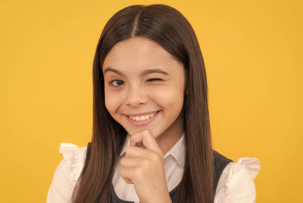 Eğitim seni farklı kılar. Göz kırpan kız portresi. Gülümseyen yüzlü mutlu çocuk - Fotoğraf, Görsel
