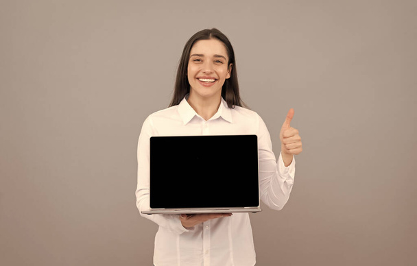 παρουσίαση στον υπολογιστή. Διευθυντής γραφείου έτοιμος για τηλεδιάσκεψη. χαρούμενη γυναίκα που δείχνει φορητό υπολογιστή - Φωτογραφία, εικόνα