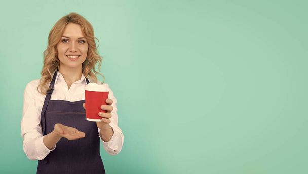 barista mujer feliz en delantal cocinero beber café para llevar, espacio para copiar, publicidad - Foto, imagen