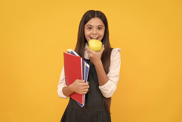 Бути голодним за нові знання. Щасливі школярі їдять яблуко. Харчова освіта. Освіта харчування
 - Фото, зображення