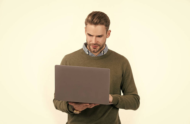 красивий чоловік бізнесмен використовує ноутбук ізольований на білому, відеодзвінок
 - Фото, зображення