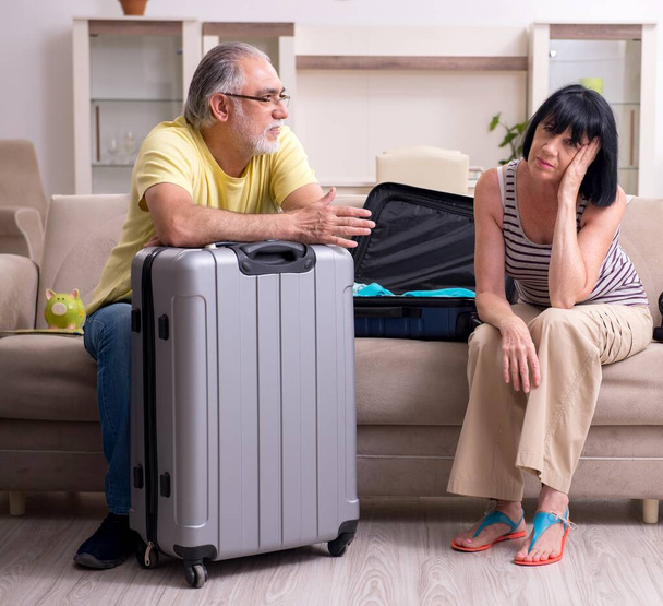 Old couple preparing for vacation travel - Foto, Bild