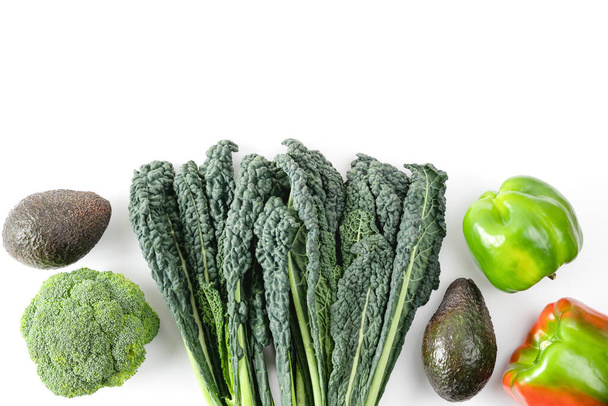 Nyers egészséges étel tiszta étkezési zöldség fehérje forrás vegetáriánusok: brokkoli, bellpepper, kelkáposzta, paradicsom, avokádó. Friss, színes bio zöldségek felülről, felülnézetből - Fotó, kép