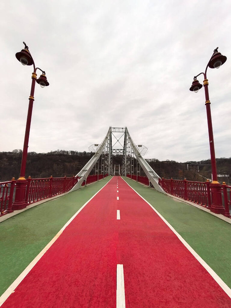 Asfaltová cesta na mostě v perspektivě. Lampy po stranách - Fotografie, Obrázek