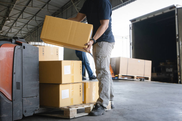 Arbeiders Courier Lifting Packaging Boxes het laden in de container. Handelsbevoorradingsketen. Verzending. Uitvoer van pakhuisgoederen. - Foto, afbeelding