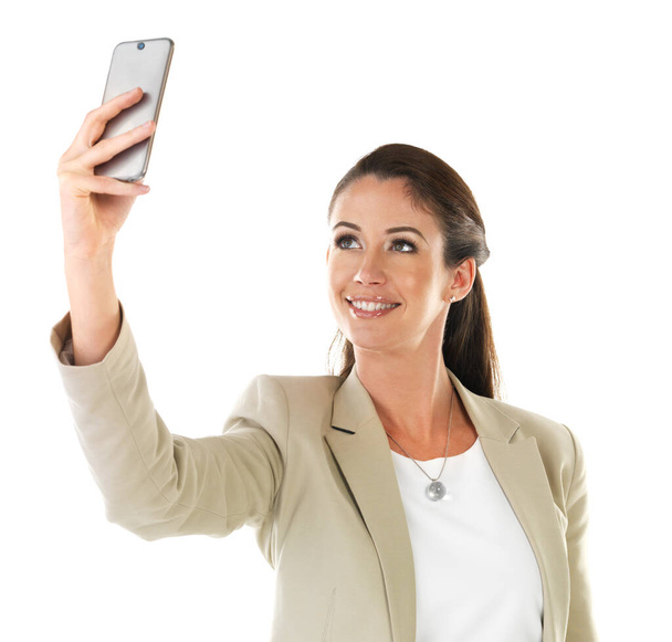 Selfie úspěchu. Zastřelen mladý žena brát selfie proti bílému pozadí. - Fotografie, Obrázek