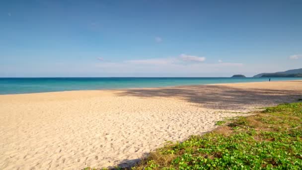 Phuket Tajlandia plaża.Błękitne niebo Timelapse chmury tło Jasne niebieskie niebo z zachmurzeniem w dobry dzień pogoda Letni słoneczny dzień z falą rozbija się na plaży Białe chmury pływające na niebie Niesamowity piasek morski  - Materiał filmowy, wideo
