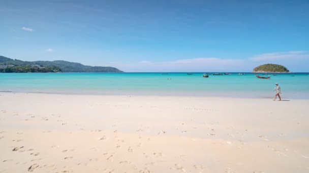 Phuket Thaiföld strand.kék ég Timelapse felhők háttér Tiszta kék ég felhős jó időben nap Nyári napsütéses nap hullám összeomlik a strandon Fehér felhők lebeg az égen Csodálatos tenger homok  - Felvétel, videó