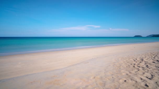 Phuket Thaiföld strand.kék ég Timelapse felhők háttér Tiszta kék ég felhős jó időben nap Nyári napsütéses nap hullám összeomlik a strandon Fehér felhők lebeg az égen Csodálatos tenger homok  - Felvétel, videó