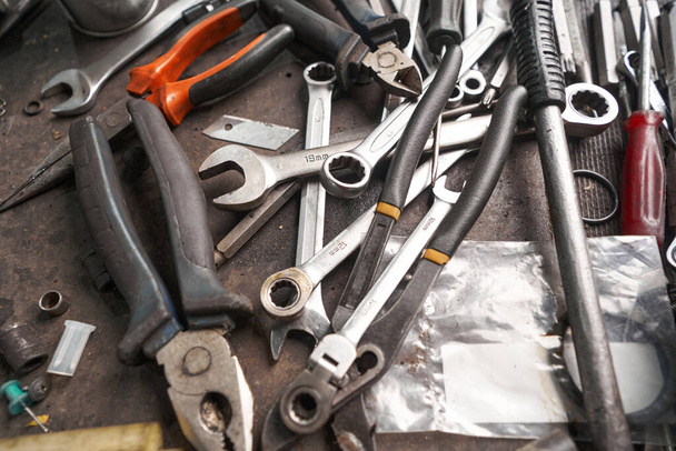 Foto de cerca de diferentes herramientas para la reparación de automóviles - Foto, imagen