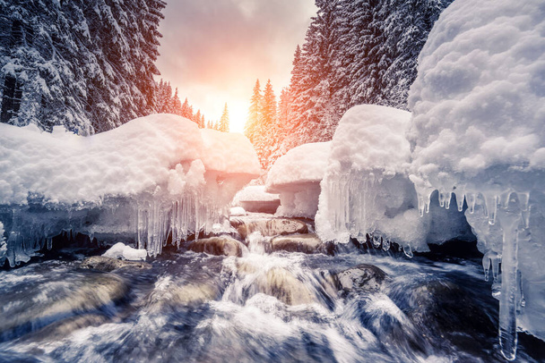 Θαυματουργό ποτάμι το πρωί. Δραματική και γραφική χειμερινή σκηνή. Τοποθεσία Καρπάθια, Ουκρανία, Ευρώπη. Ο κόσμος της ομορφιάς. Εφέ τόνωσης Instagram. Φίλτρο λάμψης. - Φωτογραφία, εικόνα