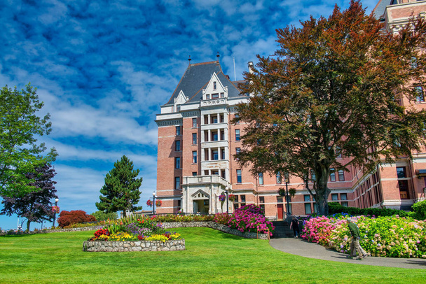 Gebäude von Victoria an einem schönen Sommertag, Vancouver Island - Foto, Bild