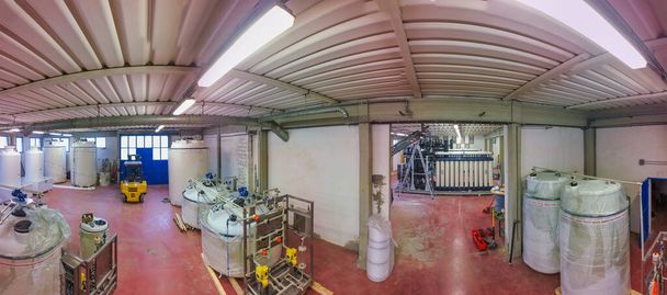 Su arıtma tesisindeki boru hatlarının panoramik görüntüsü, endüstriyel konsept - Fotoğraf, Görsel