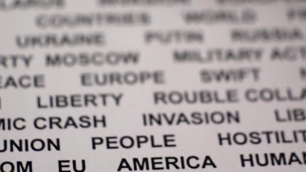 Close-up van UKRAINE geschreven op wit papier met rode pijlen. Russische invasie - Video