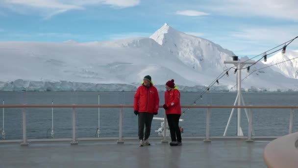 幸せよ。南極への旅行中にクルーズ船のデッキで結婚したカップル. - 映像、動画