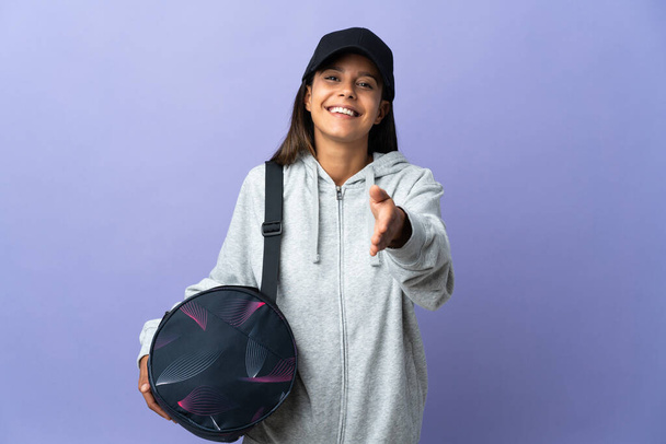 Mladá sportovní žena se sportovní taškou třesoucí se ruce pro uzavření dobrý obchod - Fotografie, Obrázek