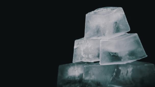 Квадратні кубики льоду обертаються на чорному тлі
 - Кадри, відео