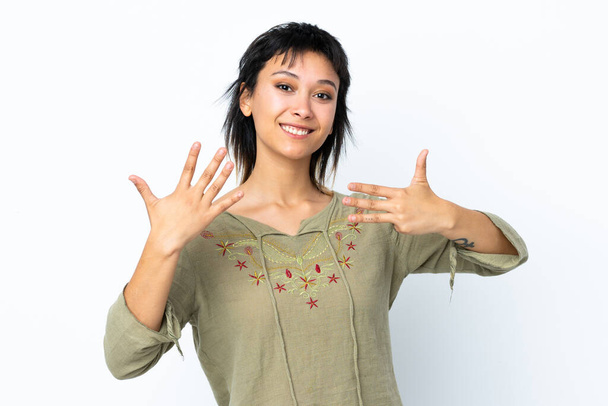 Молода уругвайська дівчинка на білому фоні рахуючи дев "ять пальцями. - Фото, зображення