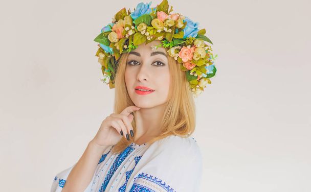 刺繍の伝統的なシャツのウクライナのファッショナブルな女性。勇敢なウクライナとその国の人々の概念  - 写真・画像