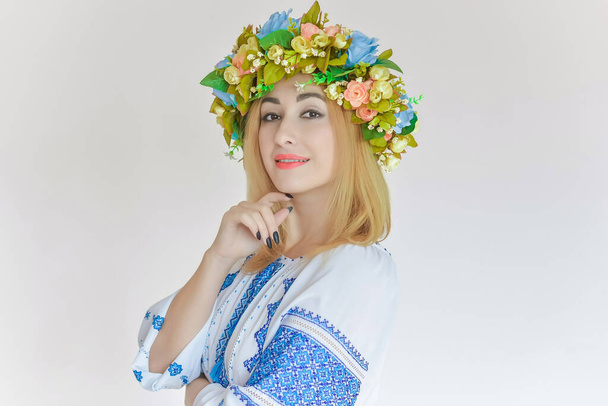 Ουκρανική μοντέρνα γυναίκα σε κέντημα παραδοσιακό πουκάμισο. Έννοια της γενναίας Ουκρανίας και των ανθρώπων αυτής της χώρας  - Φωτογραφία, εικόνα